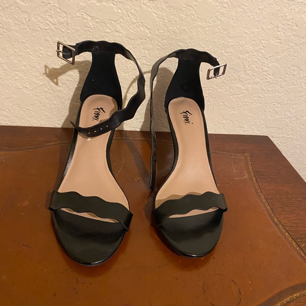 Fioni black ankle strap kitten heel